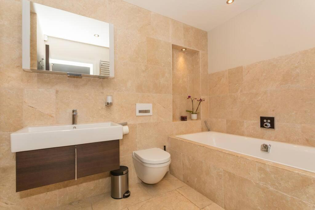 Stylish Penthouse Apartment With Hot Tub Bath Exterior foto